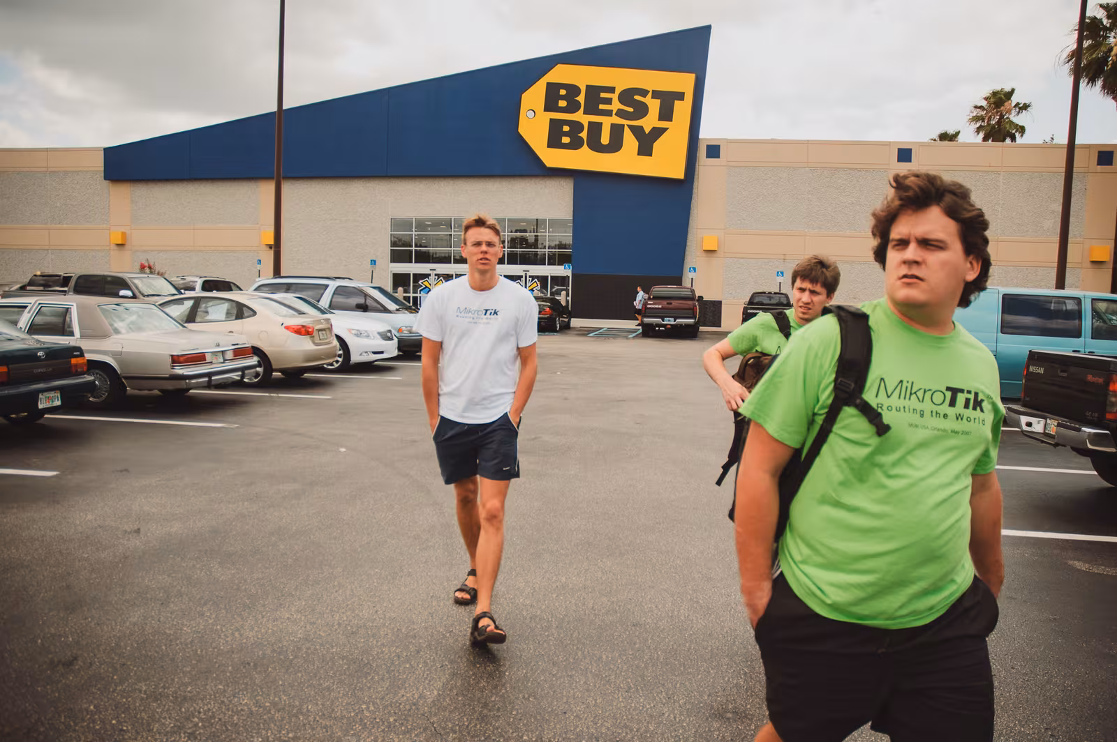 Tehnikas medības Best Buy stāvlaukumā.