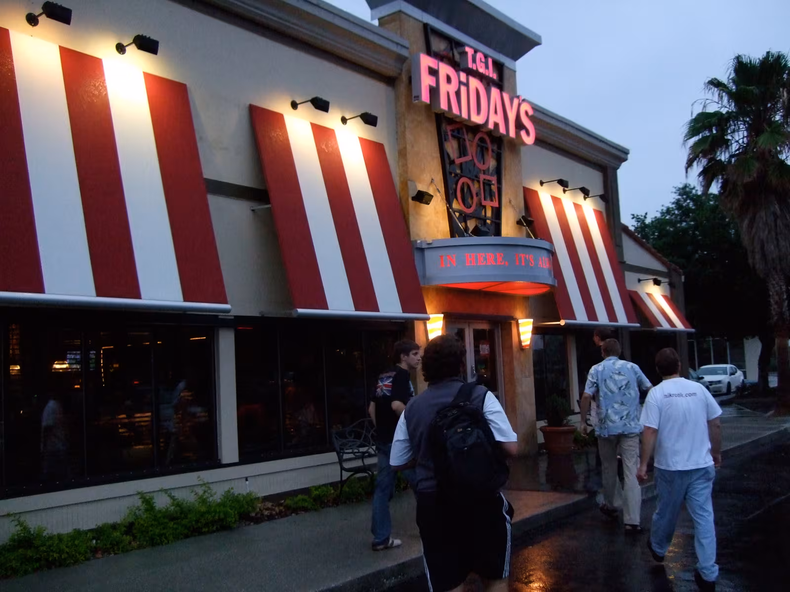 TGI Friday’s — tā paša burgera vieta.