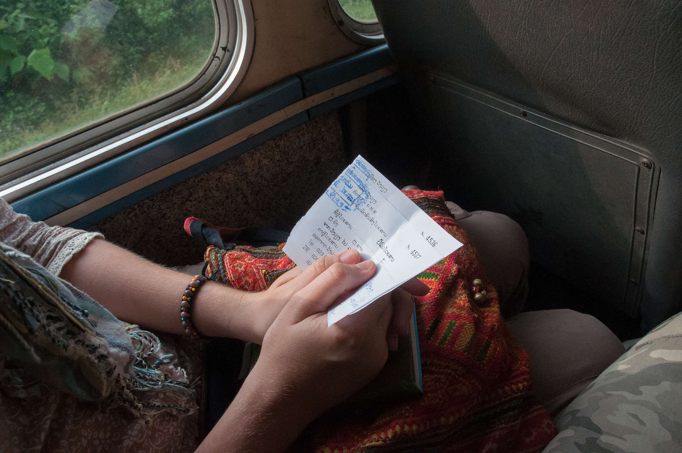 Autobusa biļetes rokā